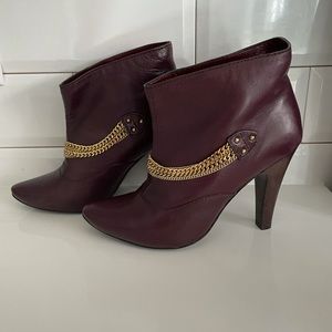Leather Marc by Marc Jacobs booties in eggplant with gold chain